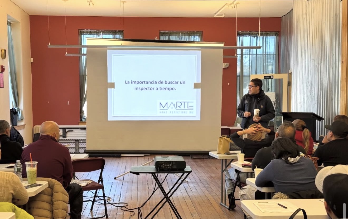 Marte Home Inspections presenting a bilingual homebuyer seminar in Spanish